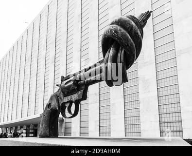 NEW YORK, USA - Feb 20, 2019: La non violenza è una scultura in bronzo dell'artista svedese Carl Reutersward di un grande Colt Python .357 Magnum revolver w Foto Stock