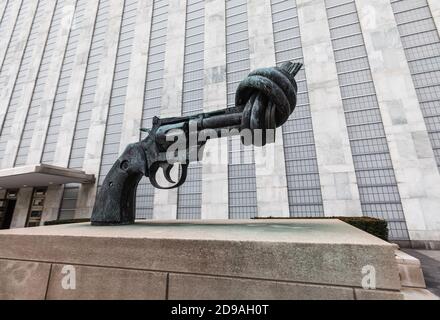 NEW YORK, USA - Feb 20, 2019: La non violenza è una scultura in bronzo dell'artista svedese Carl Reutersward di un grande Colt Python .357 Magnum revolver w Foto Stock