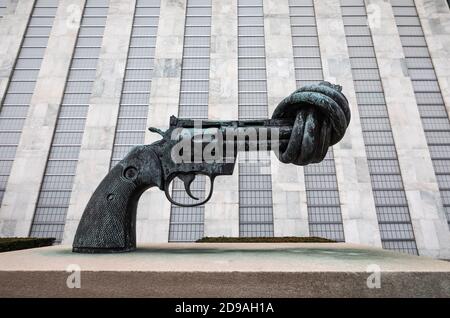 NEW YORK, USA - Feb 20, 2019: La non violenza è una scultura in bronzo dell'artista svedese Carl Reutersward di un grande Colt Python .357 Magnum revolver w Foto Stock