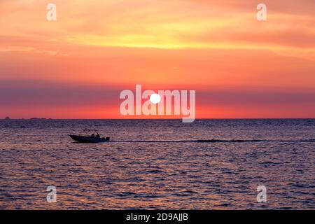 Tramonto sull'oceano indiano, spiaggia di Madagascar Nosy Be con silhouette di barca. Viaggi Africa per vacanza concetto. Foto Stock