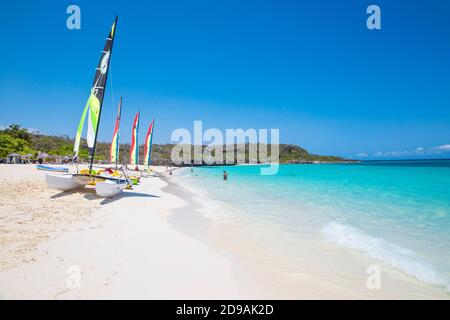 Cuba, Holguín, catamarani su Playa Esmeralda Foto Stock