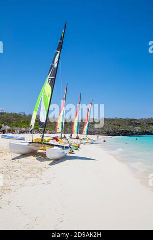 Cuba, Holguín, catamarani su Playa Esmeralda Foto Stock