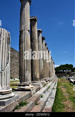 Colonne romane e abaco a Bergama izmir Turchia. Antichi e rovine del teatro romano. Foto Stock