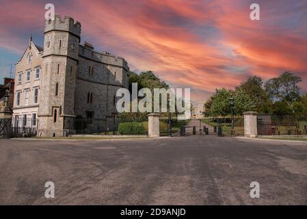 Windsor, Berkshire, Inghilterra, Regno Unito. 2020. Il cielo del tramonto sul Castello di Windsor si affaccia verso la George VI Gateway e gli appartamenti dei visitatori dal Long Wal Foto Stock