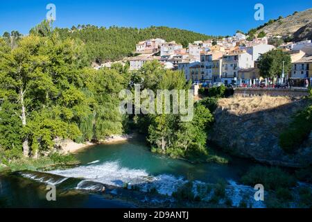 Fiume Jucar e quartiere di San Anton nella città di Cuenca, Spagna Foto Stock