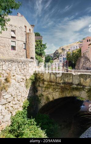 Ponte di pietra sul fiume Huecar mentre passa attraverso la città di Cuenca, Spagna Foto Stock