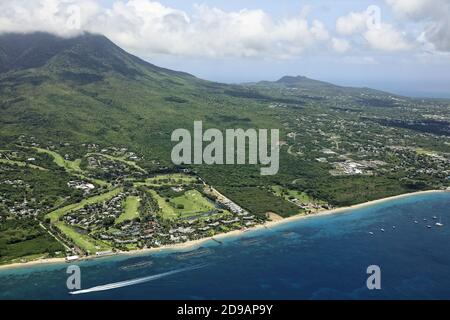 I Caraibi, St. Kitts e Nevis: Vista aerea della spiaggia di Pinney e del campo da golf Four Season sull'isola di Nevis. Foto Stock