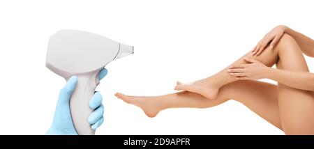 Il cosmetologo utilizza un laser medico per la rimozione dei peli sulle gambe. Concetto di epilazione laser e cosmetologia. Isolato su sfondo bianco Foto Stock