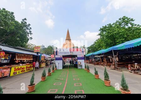 Nakhonpathom, Thailandia - 31 ottobre 2020: Un sacco di gente che fa shopping intorno alla zona in preghiera Homang a Phrapathom Chedi evento Foto Stock