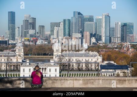 Londra UK 04 novembre 2020 un corridore solista a Greenwich il parco fa un respiro per ammirare le viste della città prima L'Inghilterra inizia un blocco totale fino a durare fino al 2 dicembre 2020.Paul Quezada-Neiman/Alamy Live News Foto Stock