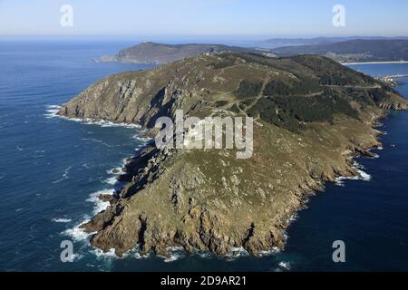 Spagna, Galizia: Vista aerea del faro e la penisola rocciosa Capo Finisterre, destinazione finale per molti pellegrini sulla strada di San JaME Foto Stock