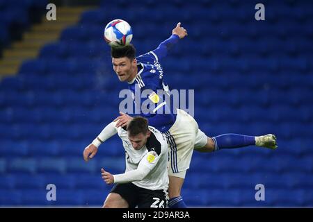 Cardiff, Regno Unito. 03 Nov 2020. Kieffer Moore della città di Cardiff si dirige al traguardo. EFL Skybet Championship, Cardiff City contro Barnsley al Cardiff City Stadium di Cardiff, Galles, martedì 3 novembre 2020. Questa immagine può essere utilizzata solo per scopi editoriali. Solo per uso editoriale, è richiesta una licenza per uso commerciale. Nessun utilizzo nelle scommesse, nei giochi o nelle pubblicazioni di un singolo club/campionato/giocatore. pic di Andrew Orchard/Andrew Orchard sports photography/Alamy Live news Credit: Andrew Orchard sports photography/Alamy Live News Foto Stock