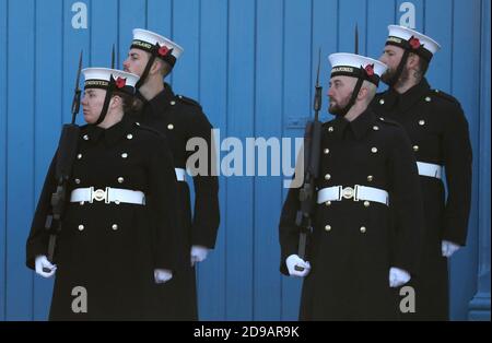 Il personale della Royal Navy prende parte ad un esercizio di addestramento presso HMS Excellent, Whale Island, Portsmouth, mentre provano il contributo della Royal Navy???s alle attività di memoria al Cenotafh in Whitehall prima del giorno dell'Armistice. Foto Stock