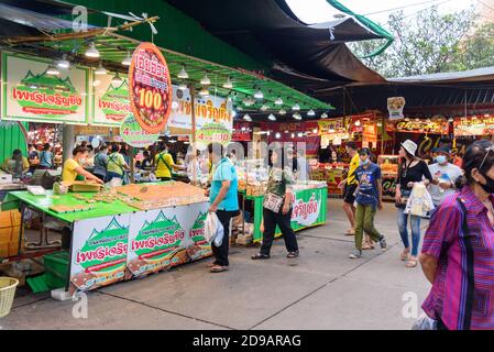 Nakhonpathom, Thailandia - 31 ottobre 2020: Un sacco di gente che fa shopping intorno alla zona in preghiera Homang a Phrapathom Chedi evento Foto Stock