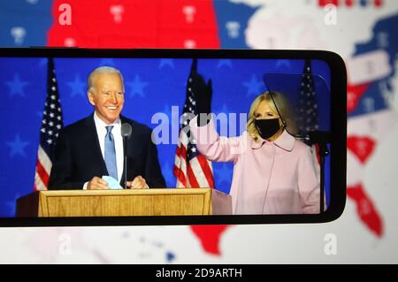 Ucraina. 04Nov 2020. In questa illustrazione fotografica il candidato democratico americano alla presidenza e l'ex vice presidente americano Joe Biden e sua moglie Jill Biden sono visti dopo i primi risultati delle elezioni presidenziali americane a Wilmington, Stati Uniti, su una trasmissione video visualizzata sullo schermo di uno smartphone. Credit: SOPA Images Limited/Alamy Live News Foto Stock