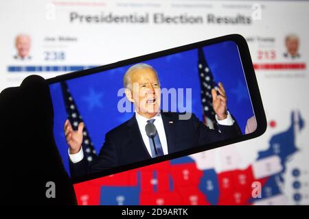 Ucraina. 04Nov 2020. In questa illustrazione fotografica il candidato democratico americano alla presidenza e l'ex vice presidente americano Joe Biden parla dopo i primi risultati delle elezioni presidenziali americane a Wilmington, Stati Uniti, su un video visualizzato sullo schermo di uno smartphone. Credit: SOPA Images Limited/Alamy Live News Foto Stock