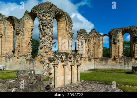 Le rovine di Byland Abbey, Coxwold, North Yorkshire, Regno Unito; si dice essere la più ambiziosa abbazia cistercense costruita in Inghilterra nel 12 ° secolo. Foto Stock