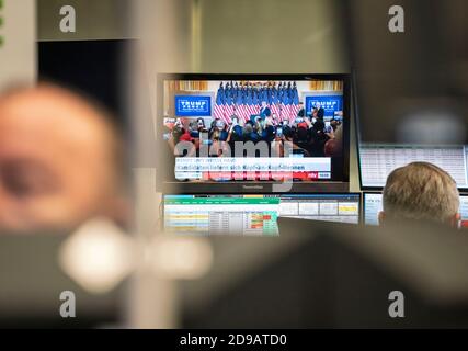 04 novembre 2020, Hessen, Francoforte sul meno: I commercianti siedono nella sala di negoziazione della Borsa di Francoforte di fronte ai loro monitor, che mostrano anche le relazioni sulle elezioni presidenziali degli Stati Uniti. Foto: Frank Rumpenhorst/dpa Foto Stock