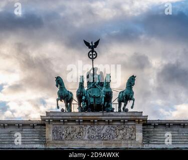 Porta di Brandeburgo, Brandenburger Tor. Peace Sculpture Chariot and Goddess tops 18esimo secolo arco trionfale neoclassico su Pariser Platz, Mitte, Berlino Foto Stock