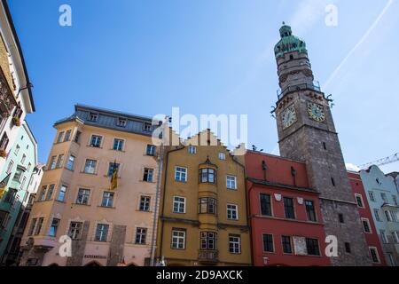 INNSBRUCK, AUSTRIA, 9 SETTEMBRE 2020 - edifici tipici e pittoreschi della città di Innsbruck, Tirolo, Austria. Foto Stock