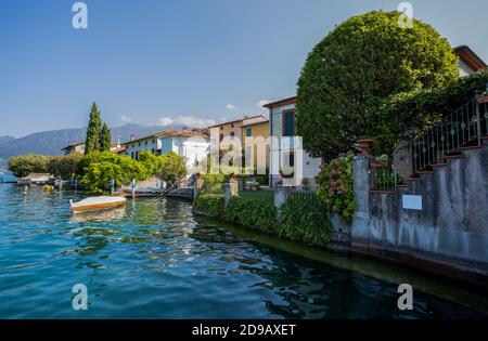 Vista di Sulzano, Lago d'Iseo, provincia di Brescia, Italia. Foto Stock