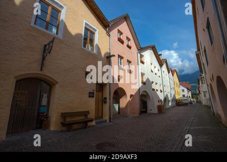 GLORENZA, ITALIA, 11 SETTEMBRE 2020 - gli edifici tipici e pittoreschi della città di Glorenza, provincia di Bolzano, Alto Adige, Italia Foto Stock