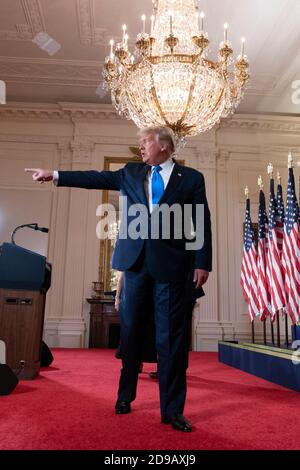 Washington DC, Stati Uniti. 04Nov 2020. Il presidente degli Stati Uniti Donald J. Trump parte dopo aver fatto una dichiarazione alla nazione come i suoi sostenitori guardare sulla stanza orientale della Casa Bianca a Washington, DC su elezione Notte, Mercoledì, 4 novembre 2020.Credit: Chris Kleponis/Pool via CNP /MediaPunch Credit: MediaPunch Inc/Alamy Live News Foto Stock