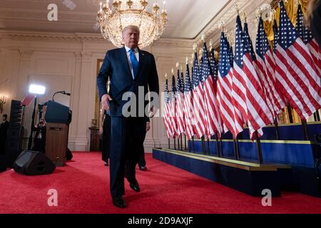 Washington DC, Stati Uniti. 04Nov 2020. Il presidente degli Stati Uniti Donald J. Trump parte dopo aver fatto una dichiarazione alla nazione come i suoi sostenitori guardare sulla stanza orientale della Casa Bianca a Washington, DC su elezione Notte, Mercoledì, 4 novembre 2020.Credit: Chris Kleponis/Pool via CNP /MediaPunch Credit: MediaPunch Inc/Alamy Live News Foto Stock