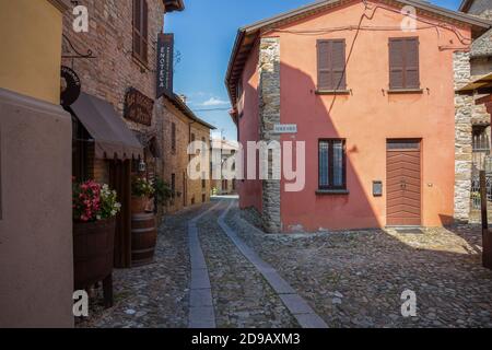 CASTELL' ARQUATO, ITALIA, 25 AGOSTO 2020 - Vista sul borgo medievale di Castell'Arquato, provincia di Piacenza, Emilia Romagna, Italia. Foto Stock