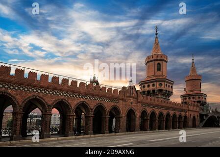 Ponte Oberbaum (Oberbaumbrücke) a Berlino, Germania. Foto Stock