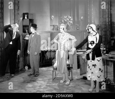 STAN LAUREL e OLIVER HARDY con RINA DE LIGUORO e CARMEN GRANADA in lingua spagnola versione estesa di POLLI COME HOME 1931 sotto il titolo POLITIQUERÍAS 1931 regista JAMES W. HORNE Hal Roach Studios / Metro Goldwyn Mayer Foto Stock