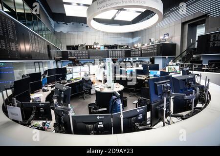 04 novembre 2020, Hessen, Francoforte sul meno: Una vista nella sala di negoziazione della Borsa di Francoforte la mattina dopo l'elezione del presidente degli Stati Uniti. Foto: Frank Rumpenhorst/dpa Foto Stock