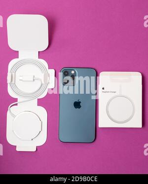 Parigi, Francia - 2 novembre 2020: Test di unboxing del nuovo MagSafe accanto all'iPhone Pro da parte di Apple Computers con trasferimento di potenza wireless magneticamente collegato e standard di collegamento degli accessori Foto Stock