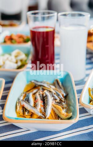 Pesce alla griglia, insalate e verdure. Frutti di mare, carne alla griglia, meze, raki, ouzo, Antipasti e insalate al tavolo nel ristorante di pesce greco o turco Foto Stock