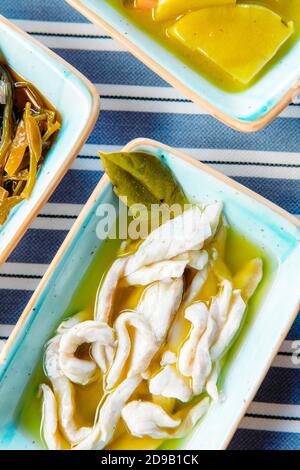 Frutti di mare, carne alla griglia, meze, erbe, pesce, Raki, ouzo, antipasti e insalate in greco o turco ristorante di pesce sul tavolo per cena o pranzo Foto Stock