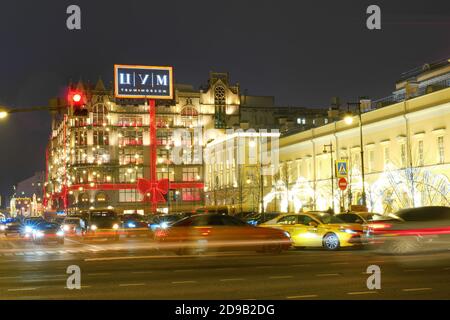 Negozio TSUM di Capodanno con decorazioni natalizie - Mosca, Russia, 24 dicembre 2019 Foto Stock