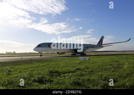 11/04/2020, Schönefeld, Germania, aereo Qatar Airways. Messa in servizio della pista sud dell'aeroporto di Berlino-Brandeburgo (BER) "Willy Brandt" il 4 novembre 2020. Foto Stock