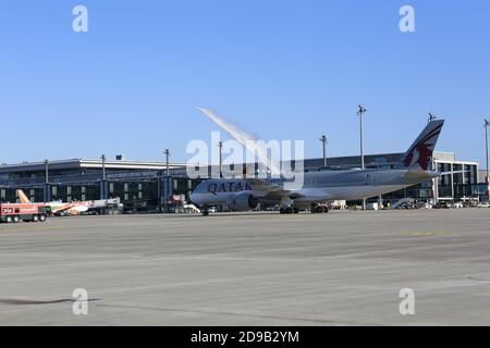 11/04/2020, Schönefeld, Germania, aereo Qatar Airways. Messa in servizio della pista sud dell'aeroporto di Berlino-Brandeburgo (BER) "Willy Brandt" il 4 novembre 2020. Foto Stock