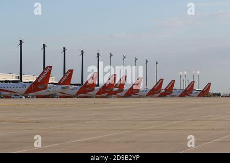 11/04/2020, Schönefeld, Germania, Messa in servizio della pista sud dell'aeroporto di Berlino-Brandeburgo (BER) "Willy Brandt" il 4 novembre 2020. Foto Stock