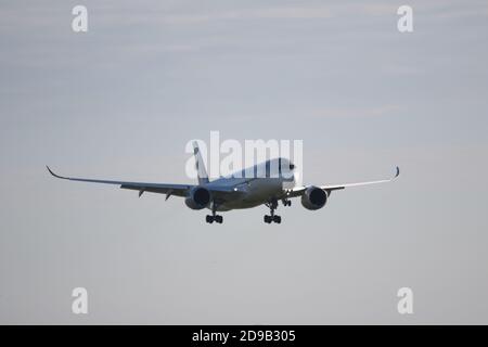 11/04/2020, Schönefeld, Germania, aereo Qatar Airways. Messa in servizio della pista sud dell'aeroporto di Berlino-Brandeburgo (BER) "Willy Brandt" il 4 novembre 2020. Foto Stock