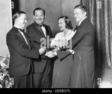 STAN LAUREL e OLIVER HARDY con JOAN CRAWFORD e lei Primo marito DOUGLAS FAIRBANKS Jr ad una festa in Inghilterra nel 1932 Foto Stock