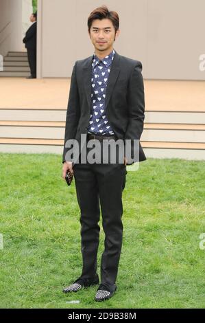 Bolin Chen partecipa allo spettacolo di passerella Burberry Prorsum Menswear Primavera/Estate 2014, Perks Field, Kensington Gardens, Londra. Foto Stock