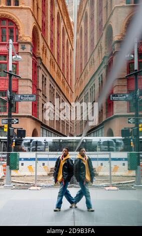 NEW YORK, Stati Uniti d'America - 29 aprile 2016: Scena di Manhattan Street. Newyorkesi e turisti camminano per le strade di Manhattan a New York Foto Stock