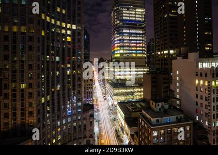 NEW YORK, USA - 29 settembre 2015: Strade di Manhattan di notte. Manhattan è la più densamente popolata dei cinque quartieri di New York City Foto Stock