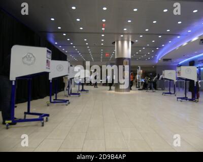 New York, Stati Uniti. 4 Nov 2020. (NUOVO) UNA deserta Madison Square Garden Polling Station. 3 novembre 2020, New York, USA: Dopo aver svolto un ruolo storico come luogo temporaneo di elezioni anticipate per oltre 60,000 newyorkesi al giorno, la hall della famosa arena sportiva a Madison Square Garden, all'angolo tra 7th Avenue e 33th Street, New York, Ritorna al suo stato desertato durante la pandemia di Covid-19 che assediava la società americana. Credito: Julia Mineeva/Thenews2. Credit: Julia Mineeva/TheNEWS2/ZUMA Wire/Alamy Live News Foto Stock