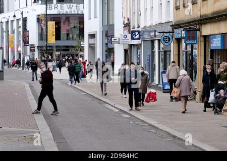 Cheltenham, Regno Unito. 4 novembre 2020. Gli acquirenti di Cheltenham High Street, 48 ore prima che il 2° blocco del Regno Unito inizi il 5 novembre. Credit: Thousand Word Media Ltd/Alamy Live News Foto Stock