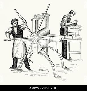 Una vecchia incisione di uomini in un laboratorio di stampa presso una pressa per lastre di rame nel 1800. E 'da un libro di ingegneria meccanica vittoriana del 1880. La stampa su piastra di rame (o intaglio) è la stampa e la stampa in cui l'immagine viene tagliata in una superficie e questa linea o area incisa contiene l'inchiostro. Normalmente, i fogli di rame (piastre) sono usati come superficie. Per stampare una lastra, viene applicato dell'inchiostro (mostrato sul retro). Le piastre vengono pulite dall'inchiostro residuo. La carta inumidita viene alimentata attraverso la superficie piana, una pressa a rotolamento pesante e l'inchiostro viene premuto sulla carta dalle scanalature piene di inchiostro della piastra. Foto Stock