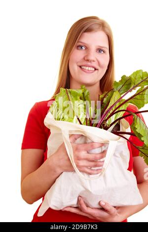 Donna bionda con barbabietola (Beta vulgaris subsp. Vulgaris var. Condiativa) in borsa Foto Stock