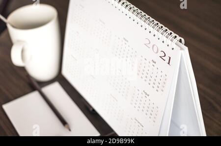 Calendario 2021 con nota vuota per l'elenco delle attività su scrivania in legno Foto Stock