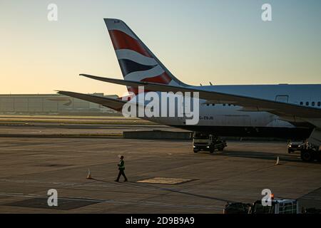 HEATHROW LONDRA, REGNO UNITO 4 NOVEMBRE 2020. Gli aeroplani parcheggiati sulla pista all'alba al terminal 5 dell'aeroporto di Heathrow, quanti viaggiatori si preparano a lasciare il Regno Unito prima che il nuovo blocco Covid inizi giovedì. Credit: amer Ghazzal/Alamy Live News Foto Stock